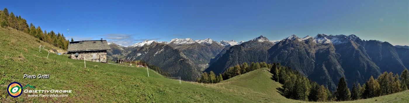 35 Baita Quedro (1748 m) con vista sulle cime orobiche dell'alta Val Brrembana.jpg